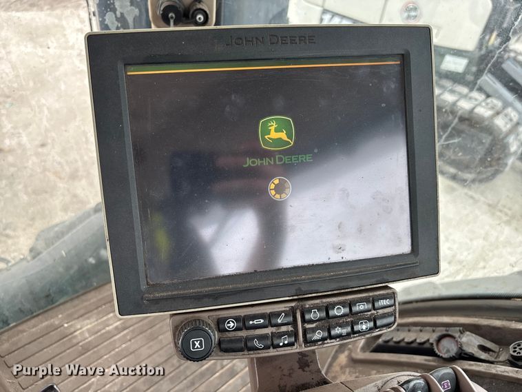 image for item YA1761 2018 John Deere 8320RT tractor