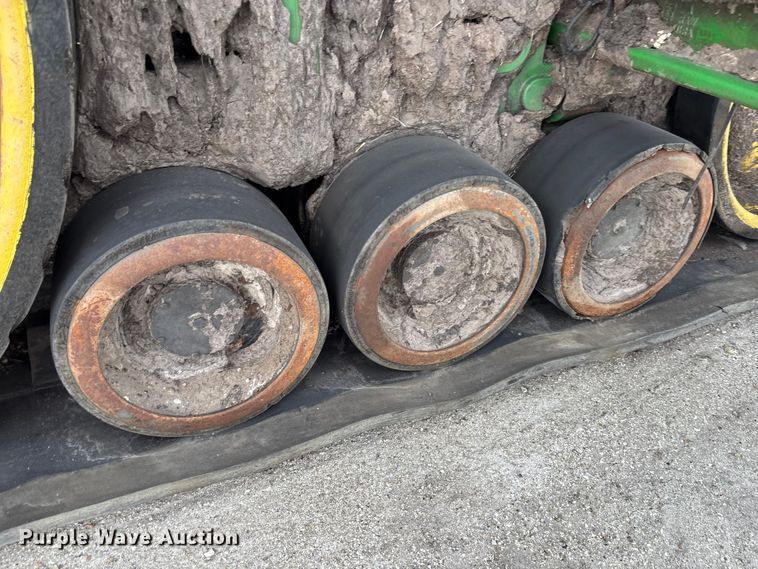 image for item YA1761 2018 John Deere 8320RT tractor