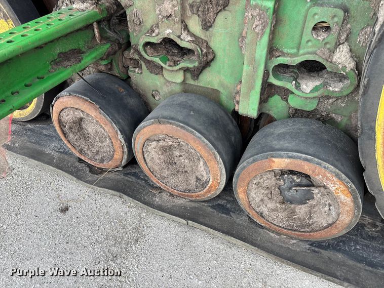 image for item YA1761 2018 John Deere 8320RT tractor