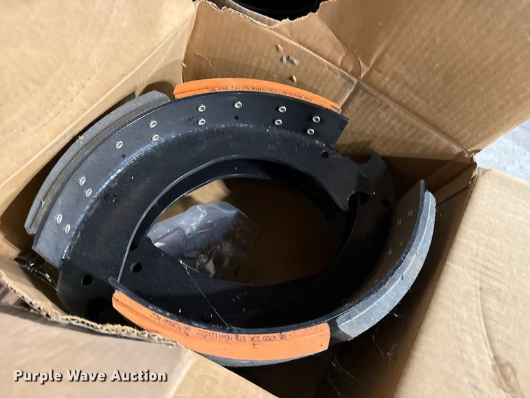 image for item DQ4186 Approximately 30 sets of brake assemblies