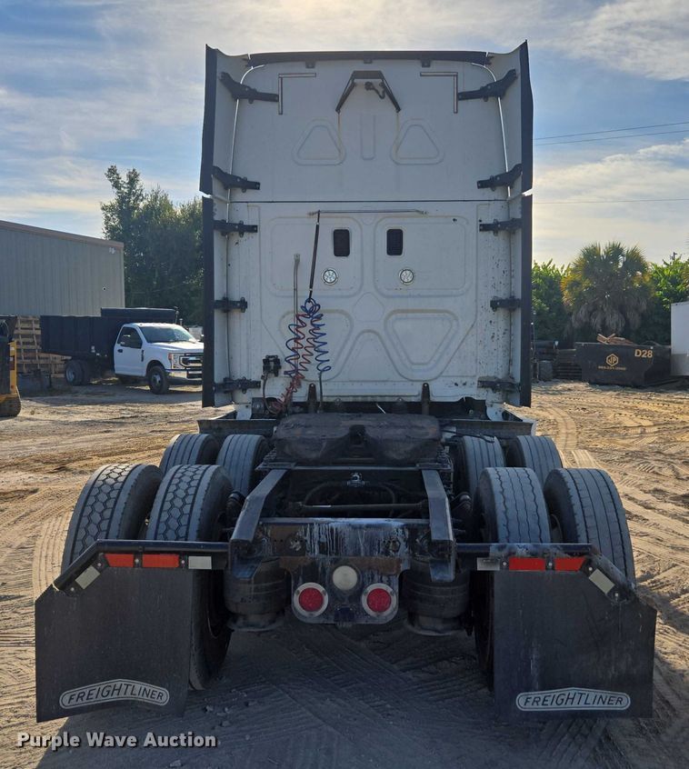 image for item DU2579 2014 Freightliner Cascadia semi truck