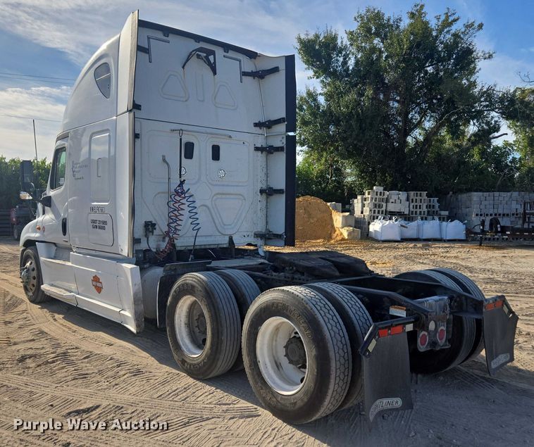 image for item DU2579 2014 Freightliner Cascadia semi truck