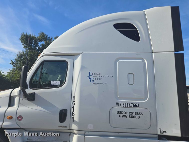 image for item DU2579 2014 Freightliner Cascadia semi truck