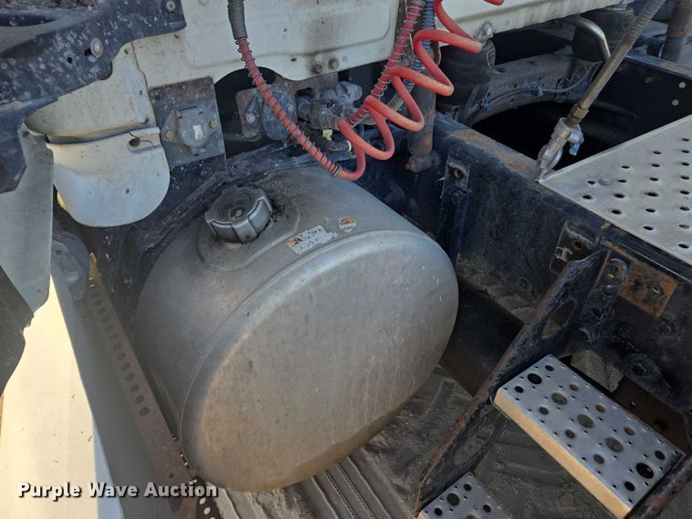 image for item DU2579 2014 Freightliner Cascadia semi truck