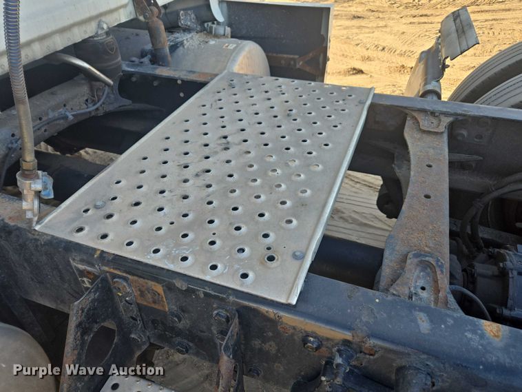 image for item DU2579 2014 Freightliner Cascadia semi truck