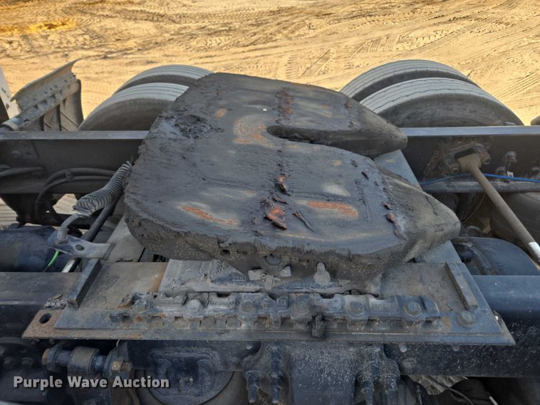 image for item DU2579 2014 Freightliner Cascadia semi truck