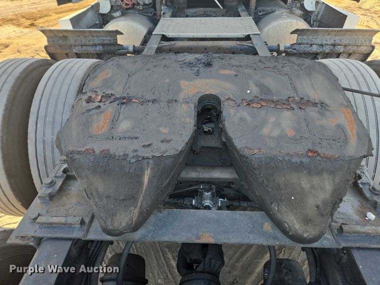 image for item DU2579 2014 Freightliner Cascadia semi truck