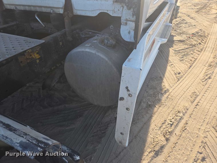 image for item DU2579 2014 Freightliner Cascadia semi truck