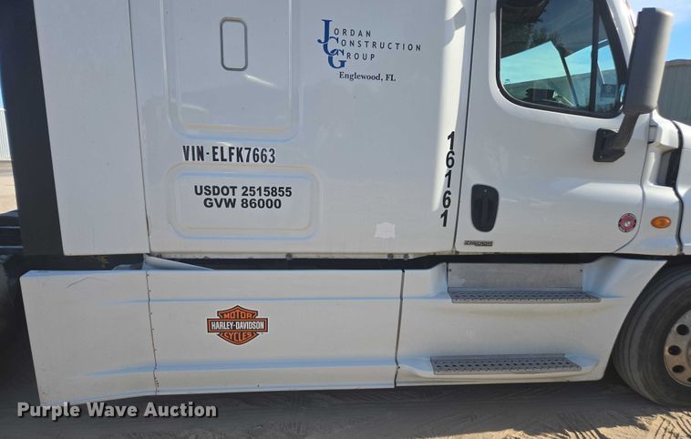 image for item DU2579 2014 Freightliner Cascadia semi truck