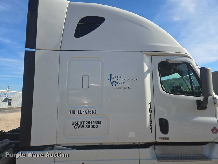 image for item DU2579 2014 Freightliner Cascadia semi truck