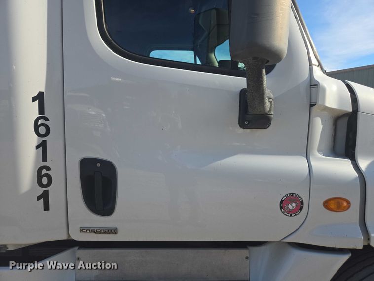 image for item DU2579 2014 Freightliner Cascadia semi truck