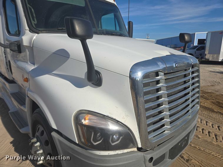 image for item DU2579 2014 Freightliner Cascadia semi truck