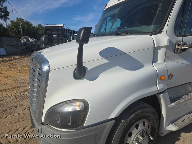 image for item DU2579 2014 Freightliner Cascadia semi truck