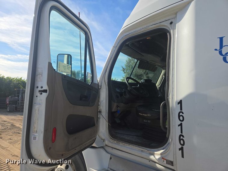 image for item DU2579 2014 Freightliner Cascadia semi truck