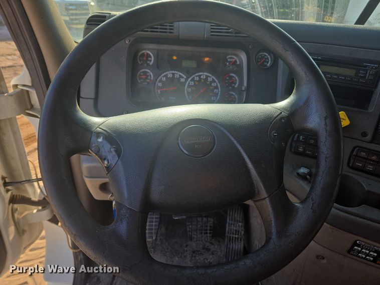 image for item DU2579 2014 Freightliner Cascadia semi truck