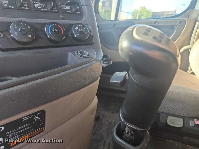 image for item DU2579 2014 Freightliner Cascadia semi truck