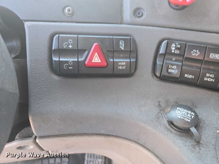 image for item DU2579 2014 Freightliner Cascadia semi truck