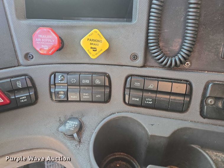 image for item DU2579 2014 Freightliner Cascadia semi truck