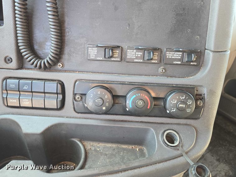 image for item DU2579 2014 Freightliner Cascadia semi truck