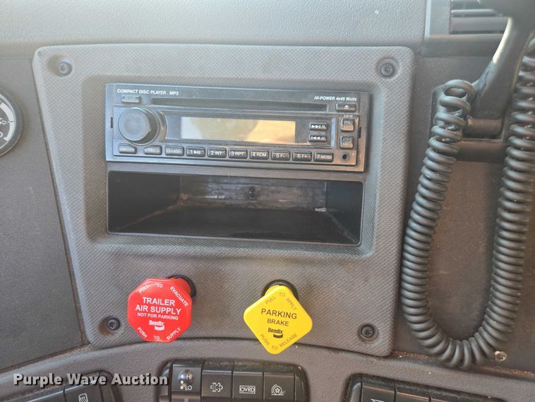 image for item DU2579 2014 Freightliner Cascadia semi truck