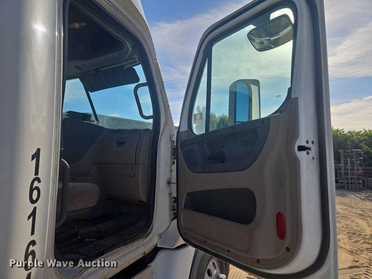 image for item DU2579 2014 Freightliner Cascadia semi truck