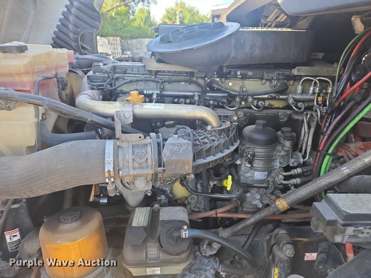 image for item DU2579 2014 Freightliner Cascadia semi truck