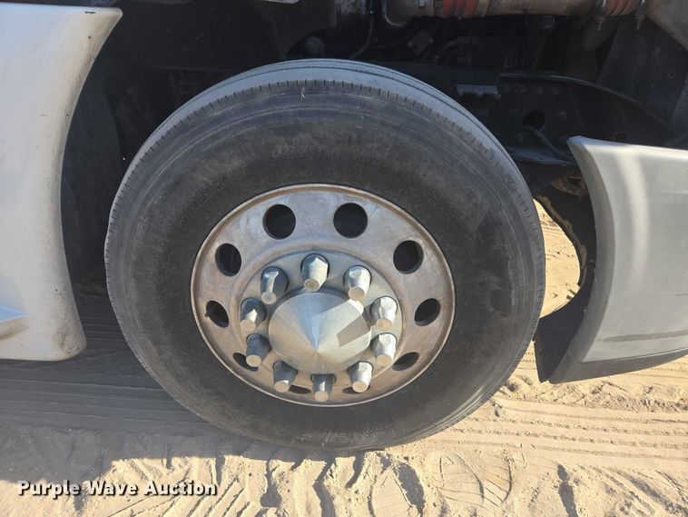 image for item DU2579 2014 Freightliner Cascadia semi truck