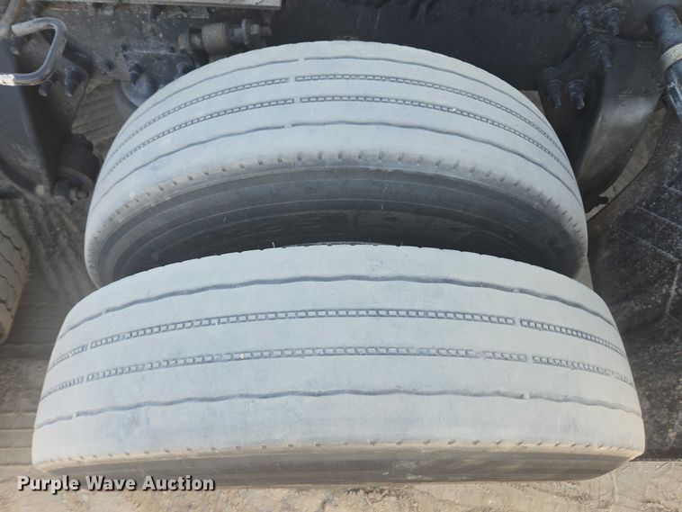 image for item DU2579 2014 Freightliner Cascadia semi truck