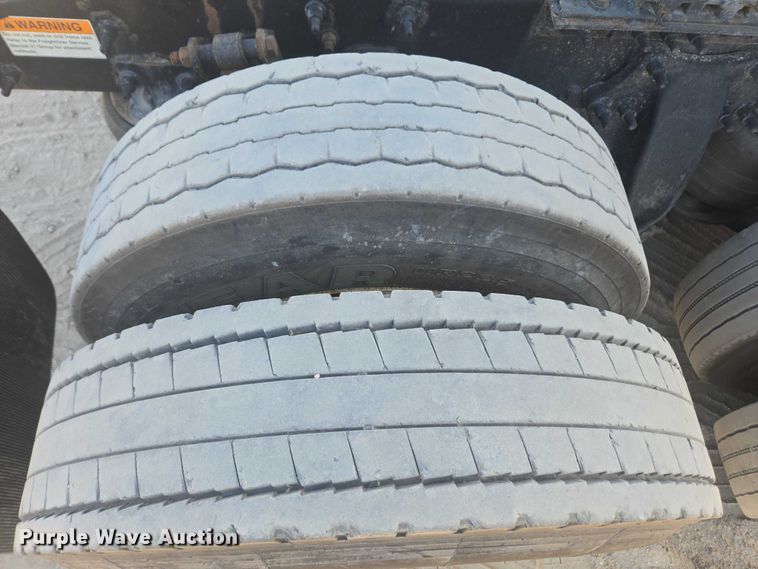 image for item DU2579 2014 Freightliner Cascadia semi truck