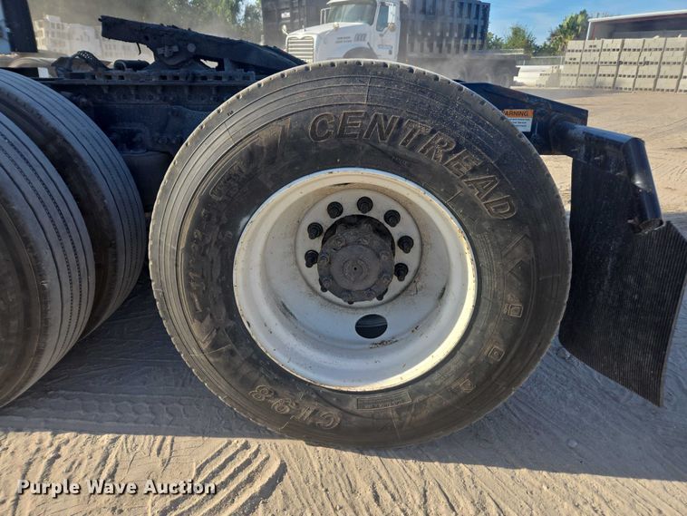 image for item DU2579 2014 Freightliner Cascadia semi truck