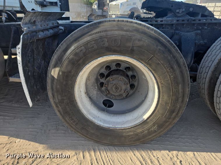 image for item DU2579 2014 Freightliner Cascadia semi truck