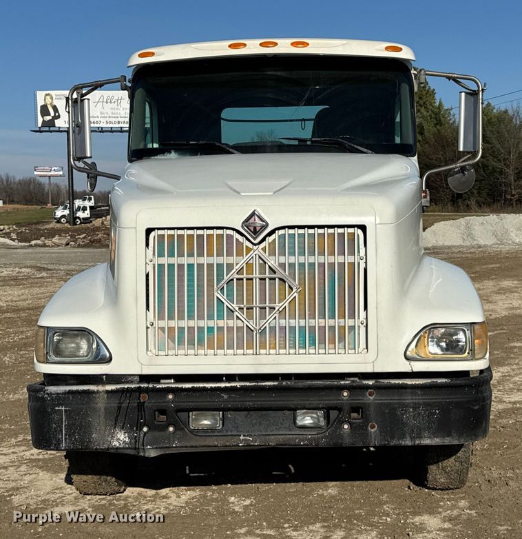 image for item DW6699 2002 International 9100i truck cab and chassis