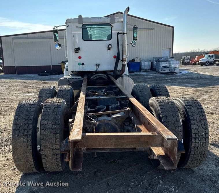 image for item DW6699 2002 International 9100i truck cab and chassis