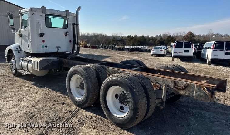 image for item DW6699 2002 International 9100i truck cab and chassis