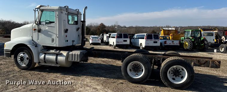 image for item DW6699 2002 International 9100i truck cab and chassis