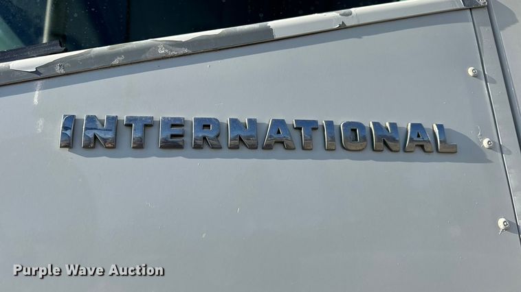 image for item DW6699 2002 International 9100i truck cab and chassis