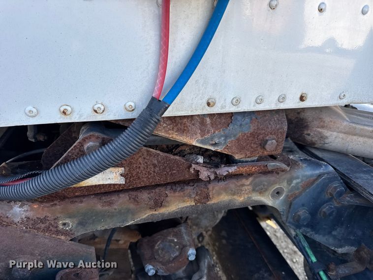 image for item DW6699 2002 International 9100i truck cab and chassis