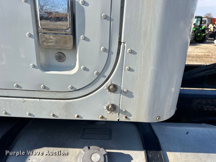 image for item DW6699 2002 International 9100i truck cab and chassis