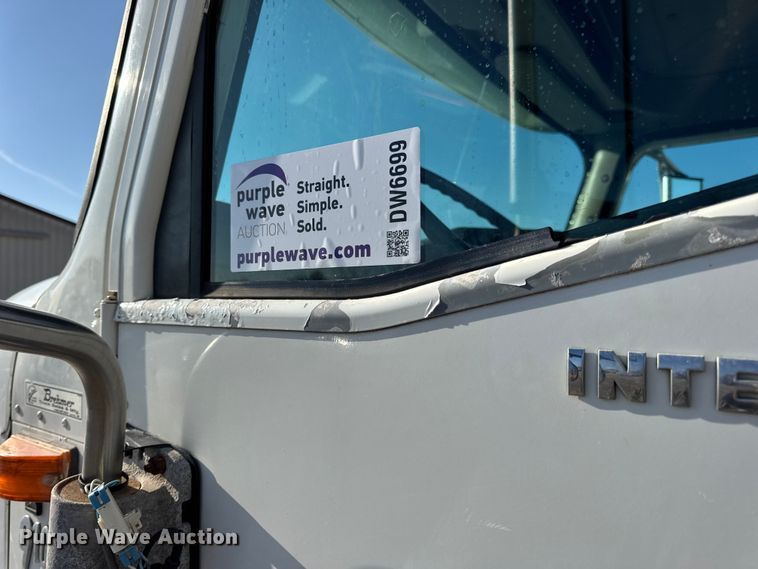 image for item DW6699 2002 International 9100i truck cab and chassis