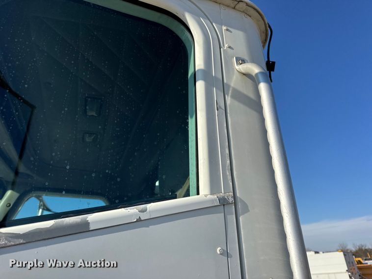 image for item DW6699 2002 International 9100i truck cab and chassis