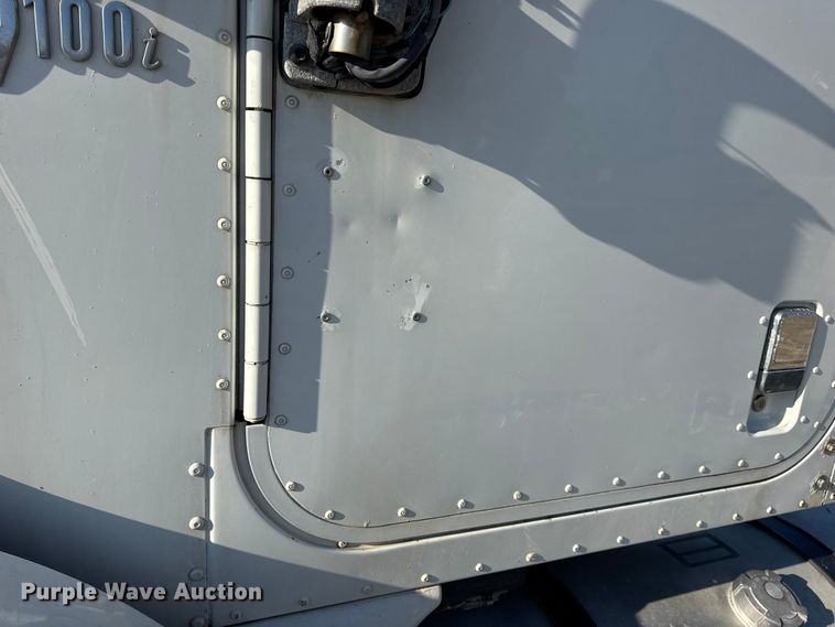 image for item DW6699 2002 International 9100i truck cab and chassis