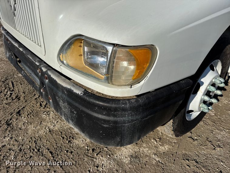 image for item DW6699 2002 International 9100i truck cab and chassis