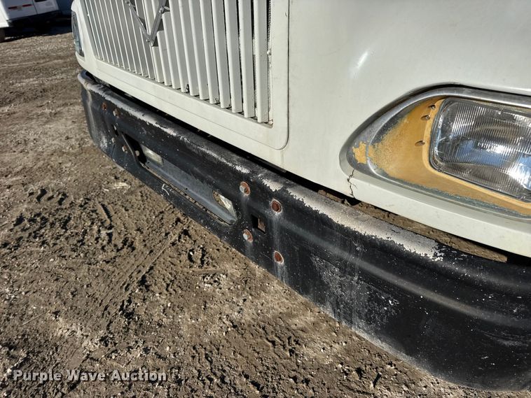 image for item DW6699 2002 International 9100i truck cab and chassis