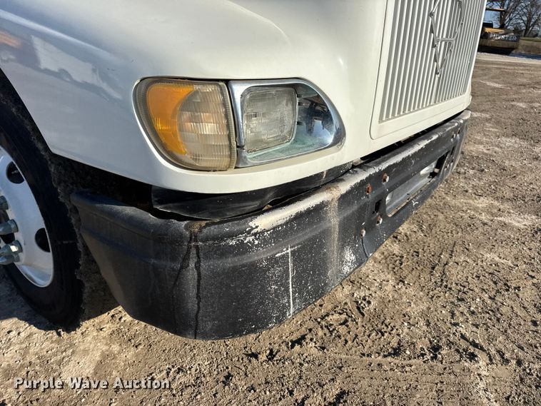 image for item DW6699 2002 International 9100i truck cab and chassis