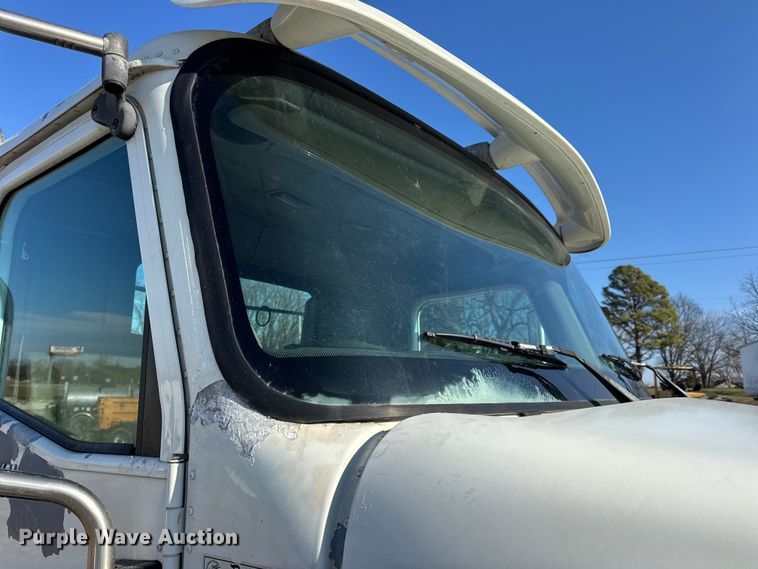 image for item DW6699 2002 International 9100i truck cab and chassis