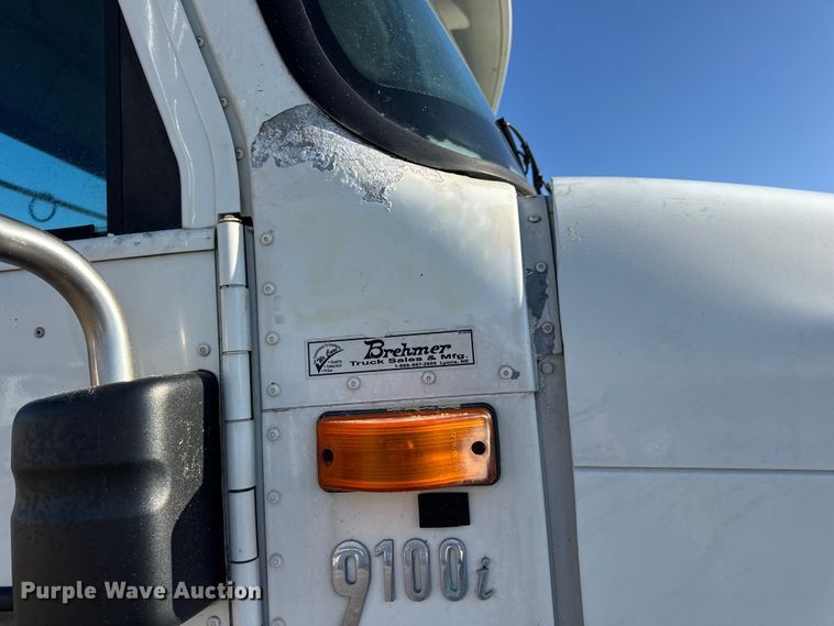 image for item DW6699 2002 International 9100i truck cab and chassis