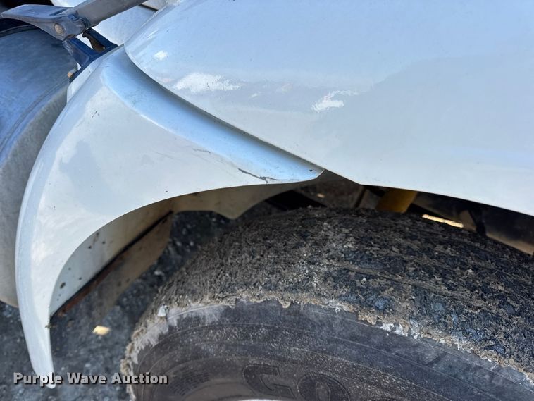 image for item DW6699 2002 International 9100i truck cab and chassis