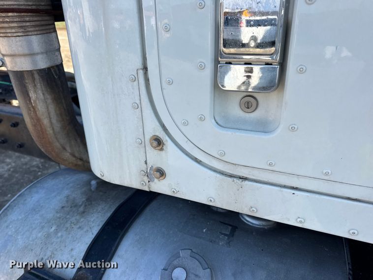 image for item DW6699 2002 International 9100i truck cab and chassis