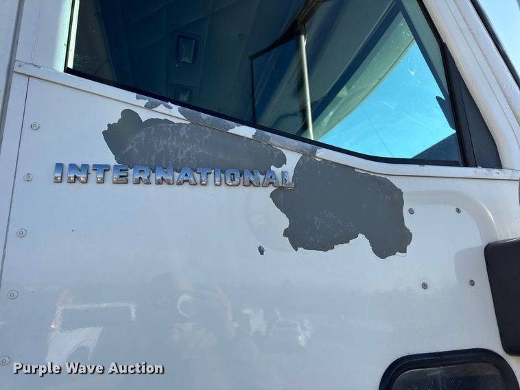 image for item DW6699 2002 International 9100i truck cab and chassis