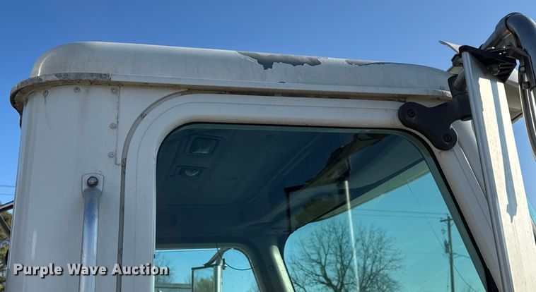 image for item DW6699 2002 International 9100i truck cab and chassis